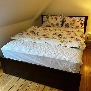 https://uni-schlosszimmer-6-paradeplatz-museum-rathaus-nahe-3-personen.frankfurtammainhotels.com